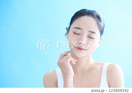 若い女性のヘルシーなスキンケアポートレート 若い女性のヘルシーなスキンケアポートレート 123609342