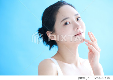 若い女性のヘルシーなスキンケアポートレート 若い女性のヘルシーなスキンケアポートレート 123609350