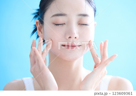 若い女性のヘルシーなスキンケアポートレート 123609361