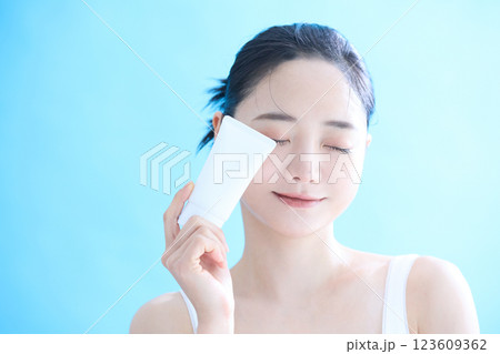 若い女性のヘルシーなスキンケアポートレート 123609362