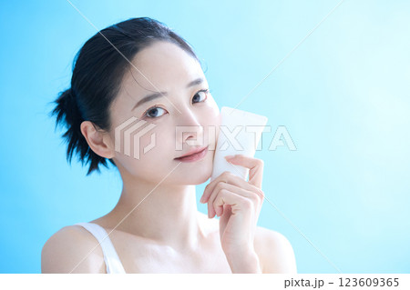 若い女性のヘルシーなスキンケアポートレート 123609365