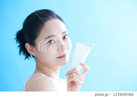 若い女性のヘルシーなスキンケアポートレート 123609366