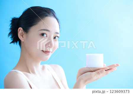 若い女性のヘルシーなスキンケアポートレート 123609373