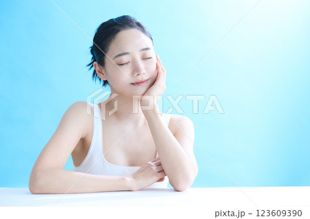 若い女性のヘルシーなスキンケアポートレート 123609390