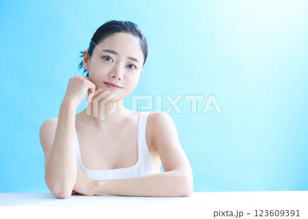 若い女性のヘルシーなスキンケアポートレート 123609391