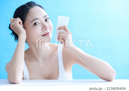 若い女性のヘルシーなスキンケアポートレート 123609404