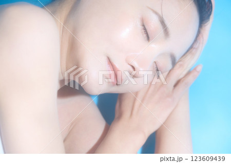 若い女性のヘルシーなスキンケアポートレート 若い女性のヘルシーなスキンケアポートレート 123609439