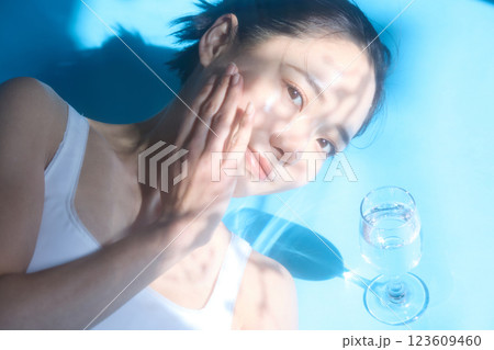 若い女性のヘルシーなスキンケアポートレート 若い女性のヘルシーなスキンケアポートレート 123609460