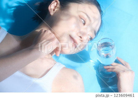 若い女性のヘルシーなスキンケアポートレート 若い女性のヘルシーなスキンケアポートレート 123609461