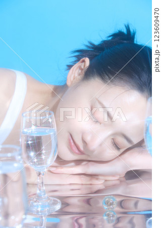 若い女性のヘルシーなスキンケアポートレート 123609470