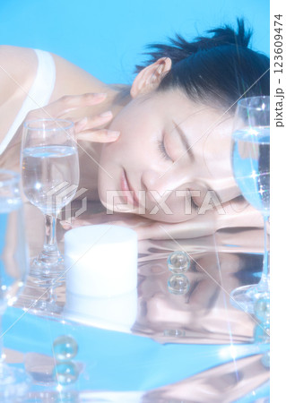 若い女性のヘルシーなスキンケアポートレート 123609474