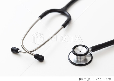 白背景に聴診器 白背景に聴診器 123609726
