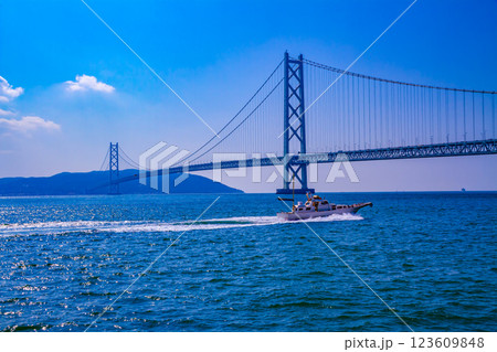 明石海峡大橋と漁船 明石海峡大橋と漁船 123609848