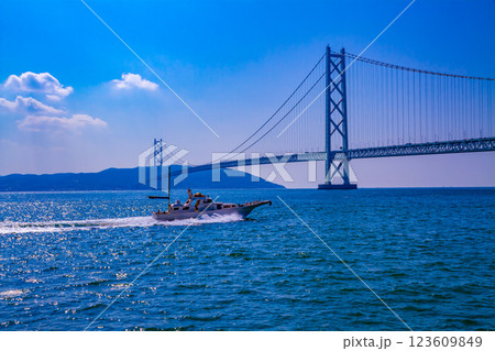 明石海峡大橋と漁船 明石海峡大橋と漁船 123609849