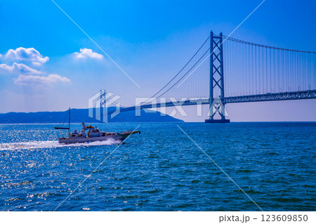 明石海峡大橋と漁船 明石海峡大橋と漁船 123609850