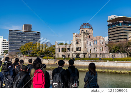 原爆ドームと修学旅行 123609901