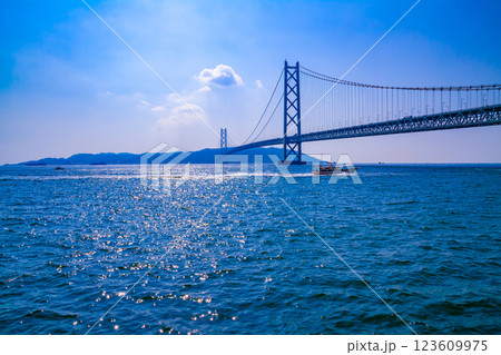 明石海峡大橋と漁船 123609975
