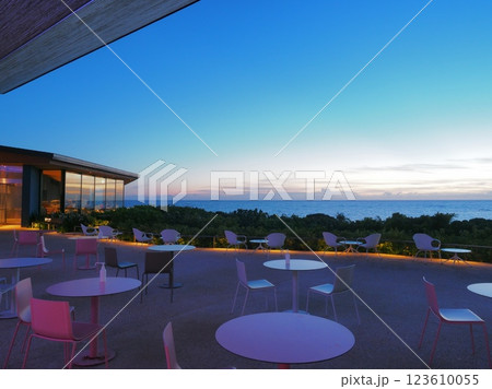 夕方のバンタカフェ　沖縄県読谷村 123610055