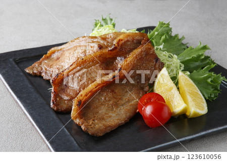 豚ロース肉を使った生姜焼き 123610056