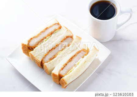 やわらかくてジューシー、カツの旨味たっぷりのヒレカツサンドと、淹れたてで香りのよいコーヒー やわらかくてジューシー、カツの旨味たっぷりのヒレカツサンドと、淹れたてで香りのよいコーヒー 123610103