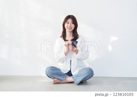 スマホを使う若い女性 スマホを使う若い女性 123610105