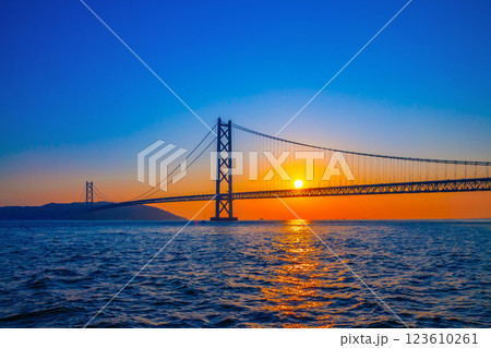 明石海峡大橋の夕景 123610261