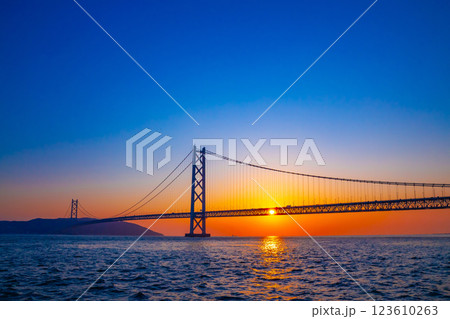 明石海峡大橋の夕景 123610263