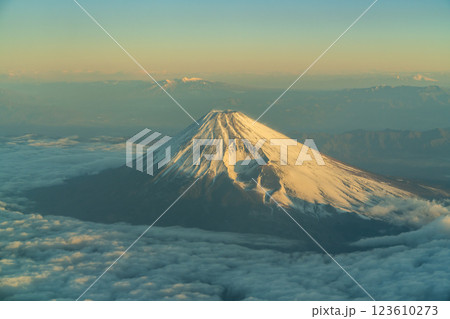 上空から見た朝日が当たる美しい富士山(空撮) 上空から見た朝日が当たる美しい富士山(空撮) 123610273
