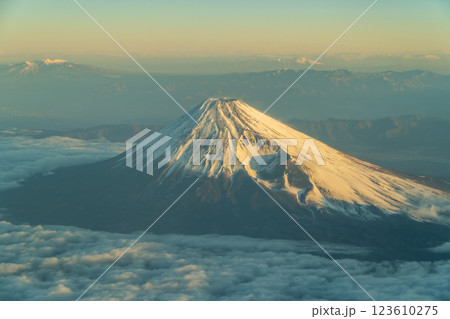 上空から見た朝日が当たる美しい富士山（空撮） 123610275