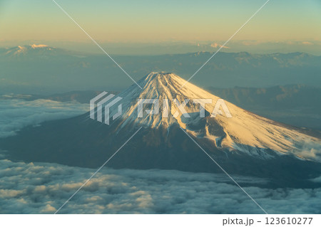 上空から見た朝日が当たる美しい富士山(空撮) 上空から見た朝日が当たる美しい富士山(空撮) 123610277