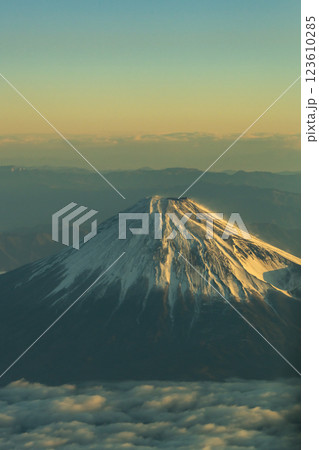 上空から見た朝日が当たる美しい富士山(空撮) 上空から見た朝日が当たる美しい富士山(空撮) 123610285