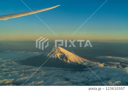 富士山フライトでの朝日のあたった冬の富士山（空撮） 123610307