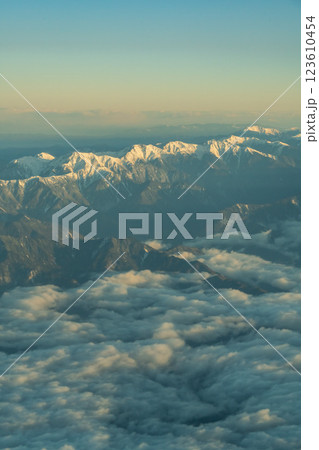 旅客機から見た朝日の当たる日本アルプス 123610454