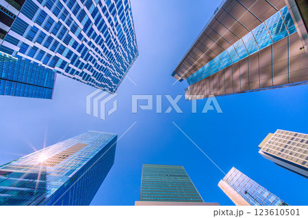 日本の東京都市景観 新景色。太陽光を反射する渋谷のビル群。アクシュ（誕生）やヒカリエ、ストリーム… 123610501
