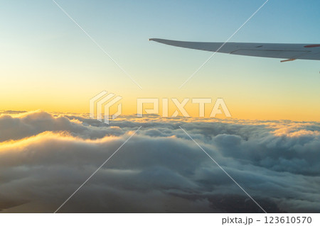 早朝のフライトから見た美しい空風景 早朝のフライトから見た美しい空風景 123610570