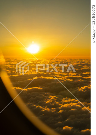 早朝のフライトから見た美しい空風景 123610572