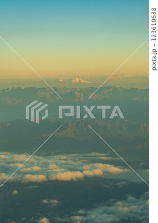 上空から見た山脈と雲海 上空から見た山脈と雲海 123610638
