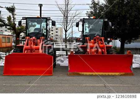 並んだ除雪車　3月の除雪車 123610898