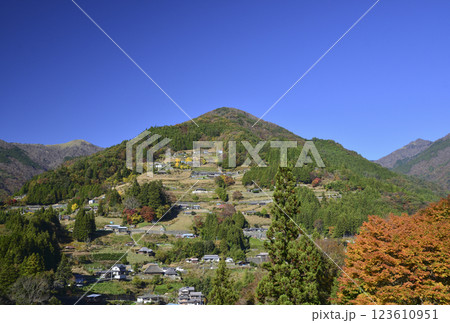 落合集落の秋景色 123610951