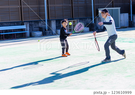 テニスをする親子 123610999