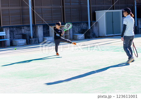 テニスをする親子 123611001