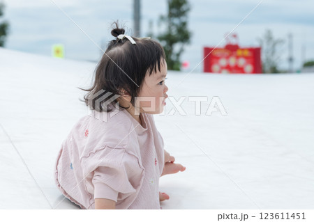 【巨大な遊具でお座りする乳幼児】 【巨大な遊具でお座りする乳幼児】 123611451