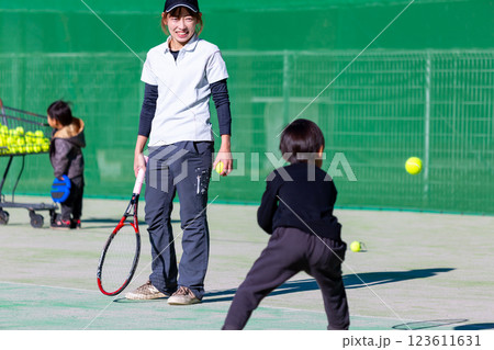 テニスをする親子 123611631