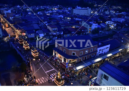 日本の岐阜県の高山市　春の高山祭の夜祭　日没後に巡行する提灯屋台　街並みの俯瞰写真 123611729