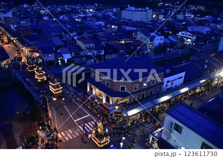 日本の岐阜県の高山市　春の高山祭の夜祭　日没後に巡行する提灯屋台　街並みの俯瞰写真 123611730