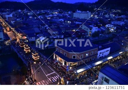 日本の岐阜県の高山市　春の高山祭の夜祭　日没後に巡行する提灯屋台　街並みの俯瞰写真 123611731
