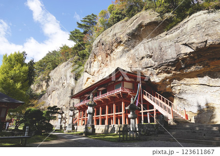 崖下の岩屋に建つ達谷窟毘沙門堂 123611867