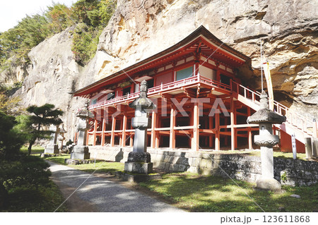 崖下の岩屋に建つ達谷窟毘沙門堂 123611868