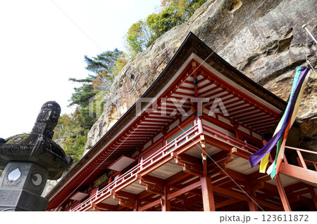 崖下の岩屋に建つ達谷窟毘沙門堂と崖上の紅葉 崖下の岩屋に建つ達谷窟毘沙門堂と崖上の紅葉 123611872