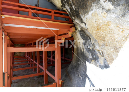 崖下の岩屋に建つ達谷窟毘沙門堂 崖の形状に合わせて作られた本堂の欄干部分 123611877